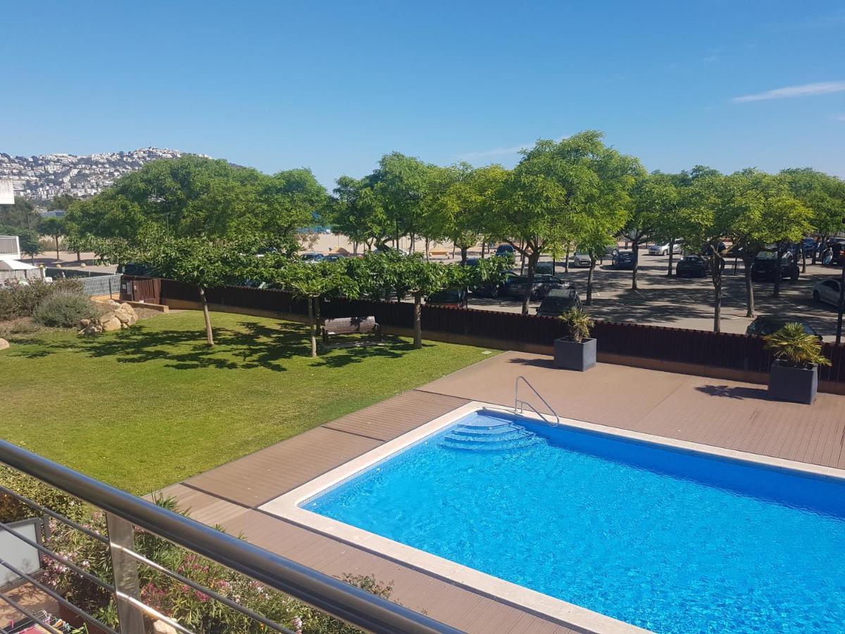 Beautiful Apartment 75M2 With View At The Beach, Pool, Parking Roses Kültér fotó