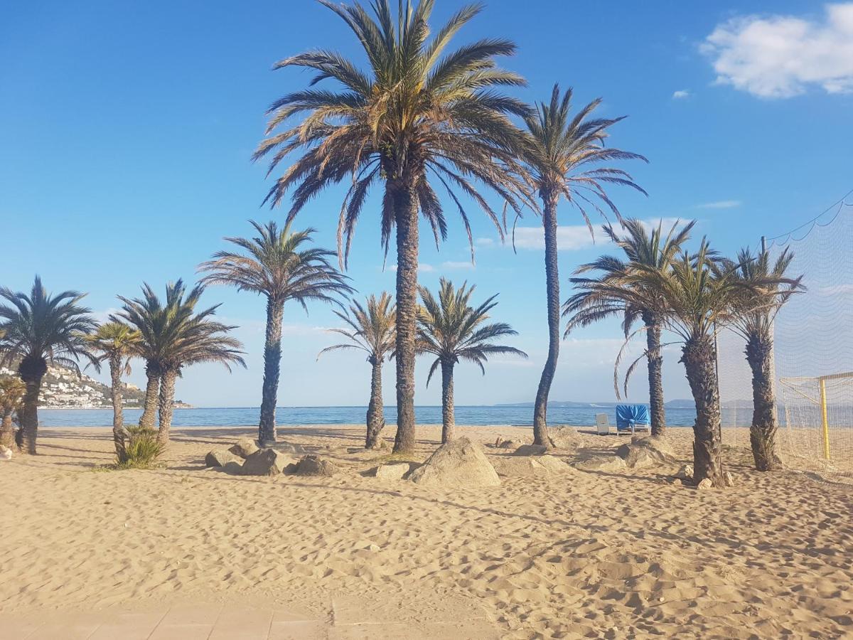 Beautiful Apartment 75M2 With View At The Beach, Pool, Parking Roses Kültér fotó