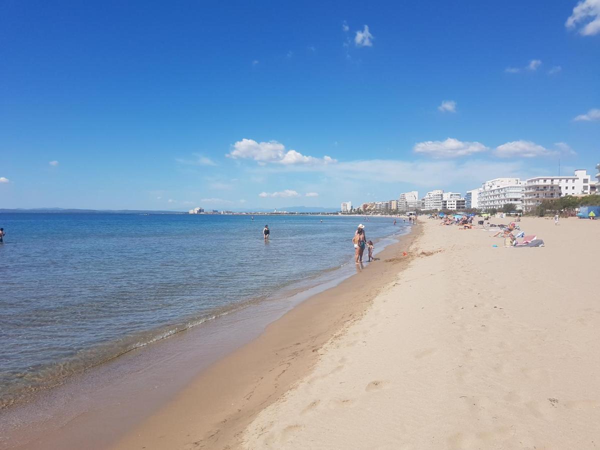 Beautiful Apartment 75M2 With View At The Beach, Pool, Parking Roses Kültér fotó
