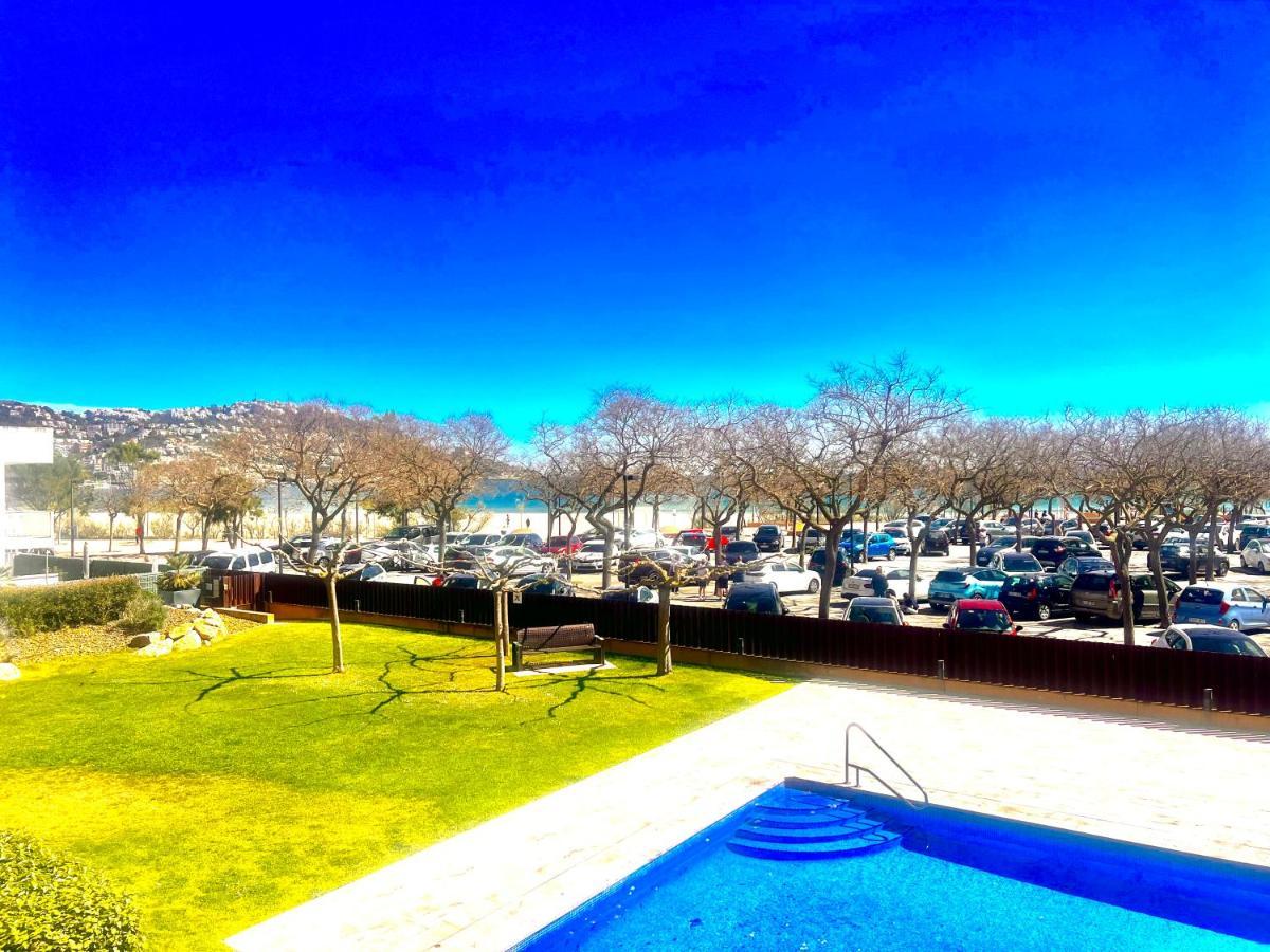 Beautiful Apartment 75M2 With View At The Beach, Pool, Parking Roses Kültér fotó