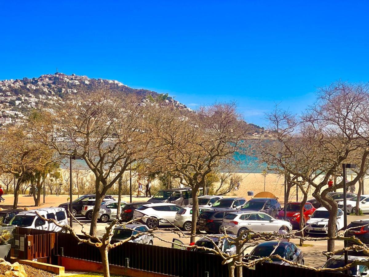 Beautiful Apartment 75M2 With View At The Beach, Pool, Parking Roses Kültér fotó